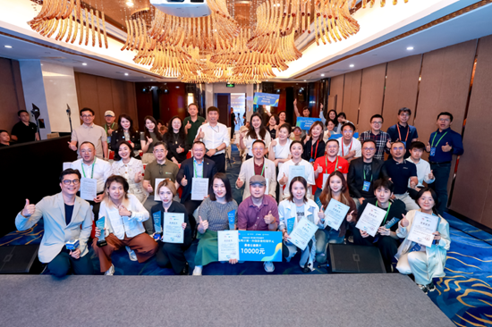 阿拉善SEE作为资助方，与年轻创作者们合影