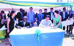 卢旺达官员与卢俊卿签署捐助协议。据《杰出华商导报》