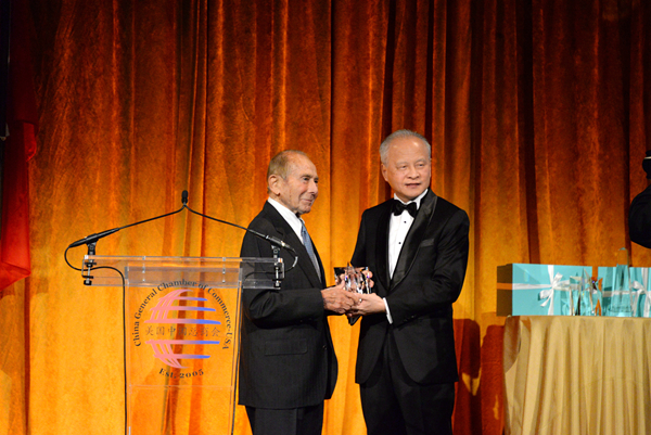 中国驻美大使崔天凯代表美国中国总商会向美国史带金融财团董事长兼首席执行官莫里斯·格林伯格颁发“中美交流亲善大使”奖。 殷淼 摄