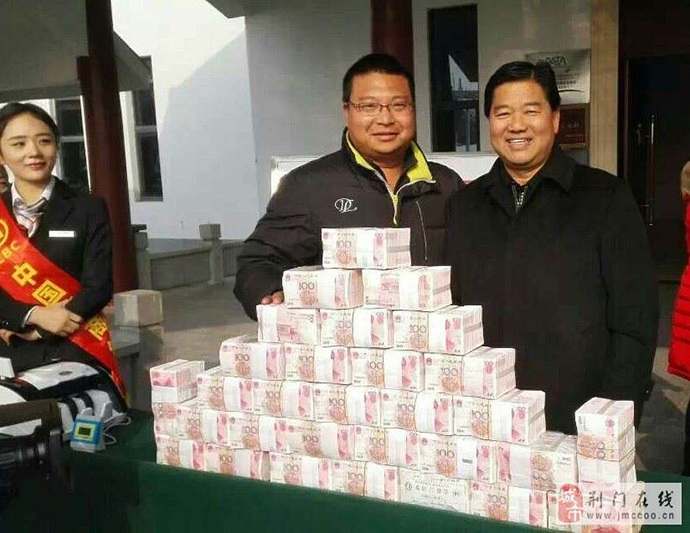 2015年,张德华高调地给村民分红,现场发放现金。图片来源于网络