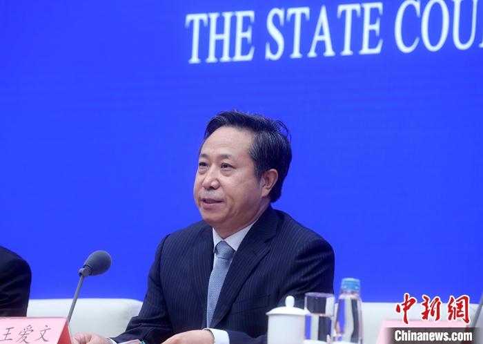 7月21日，国务院新闻办公室在北京举行国务院政策例行吹风会，介绍进一步规范行业协会商会收费政策情况。中国民政部副部长王爱文出席。
/p中新社记者 张宇 摄