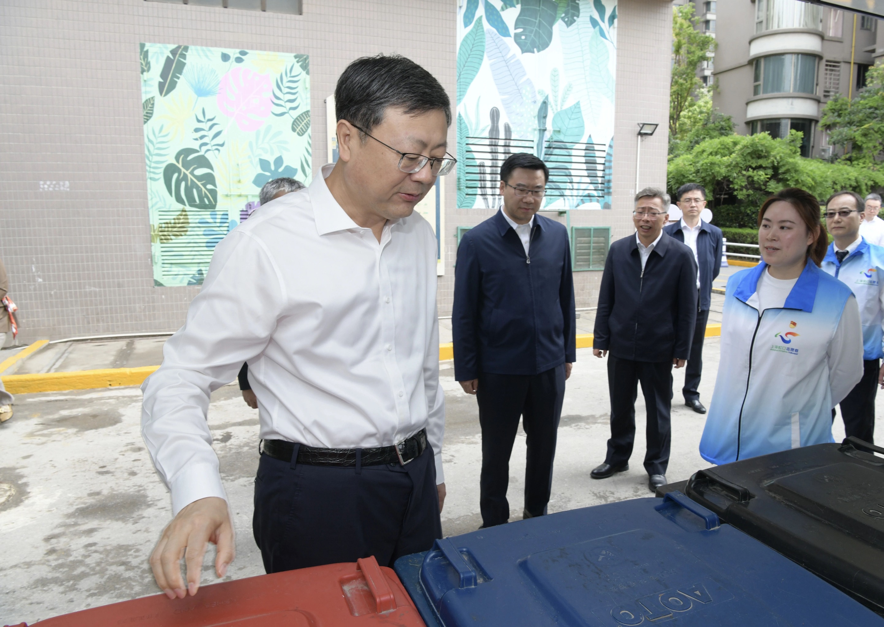 5月26日，上海市委书记陈吉宁一行来到虹口区嘉兴路街道爱家豪庭小区实地了解生活垃圾分类推进情况。上海发布图