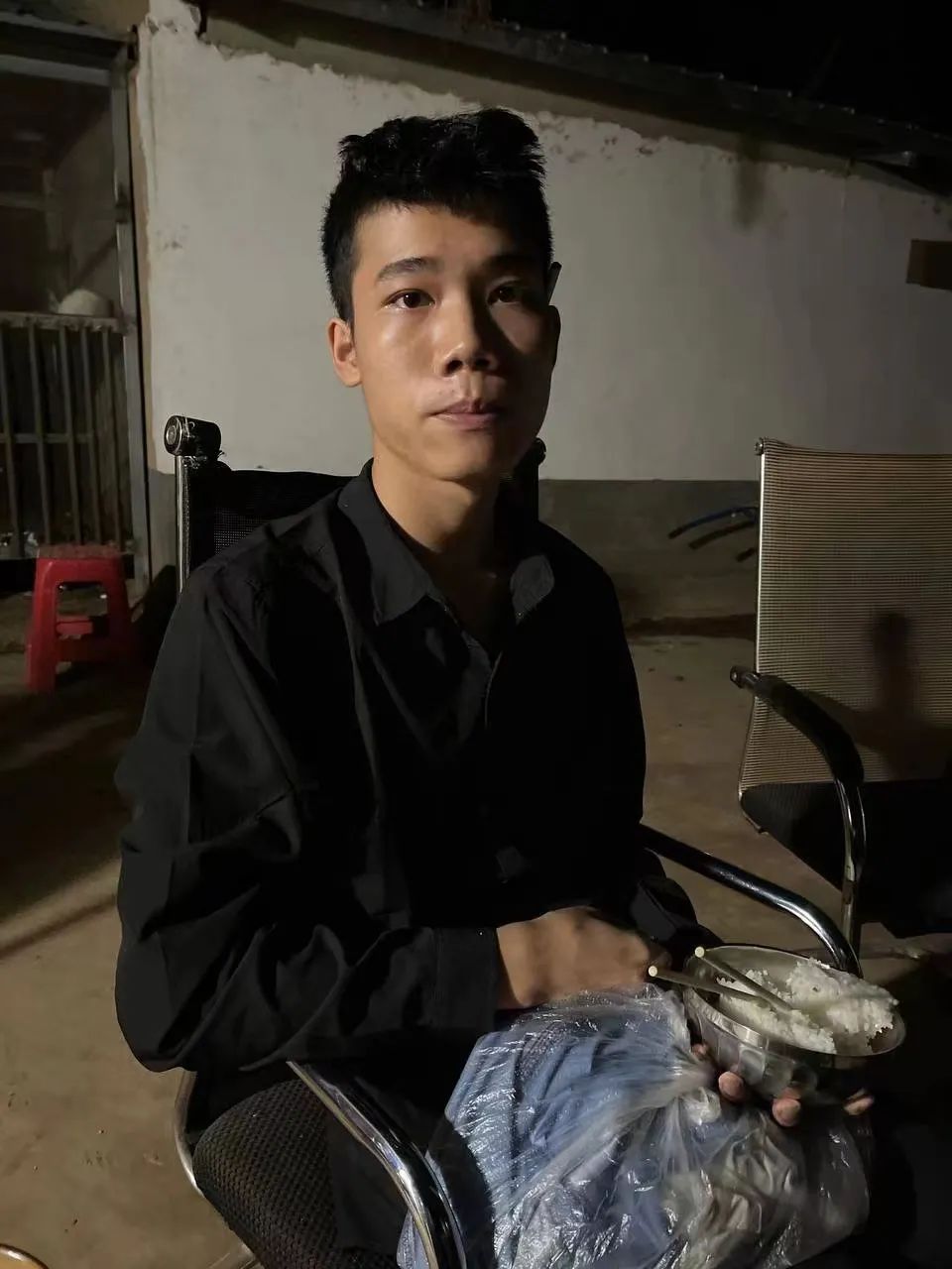 来自广西的韦银一,被高薪招工骗至果敢电诈园区,5月27日凌晨逃出来又被抓回去时拍摄的照片。受访者提供