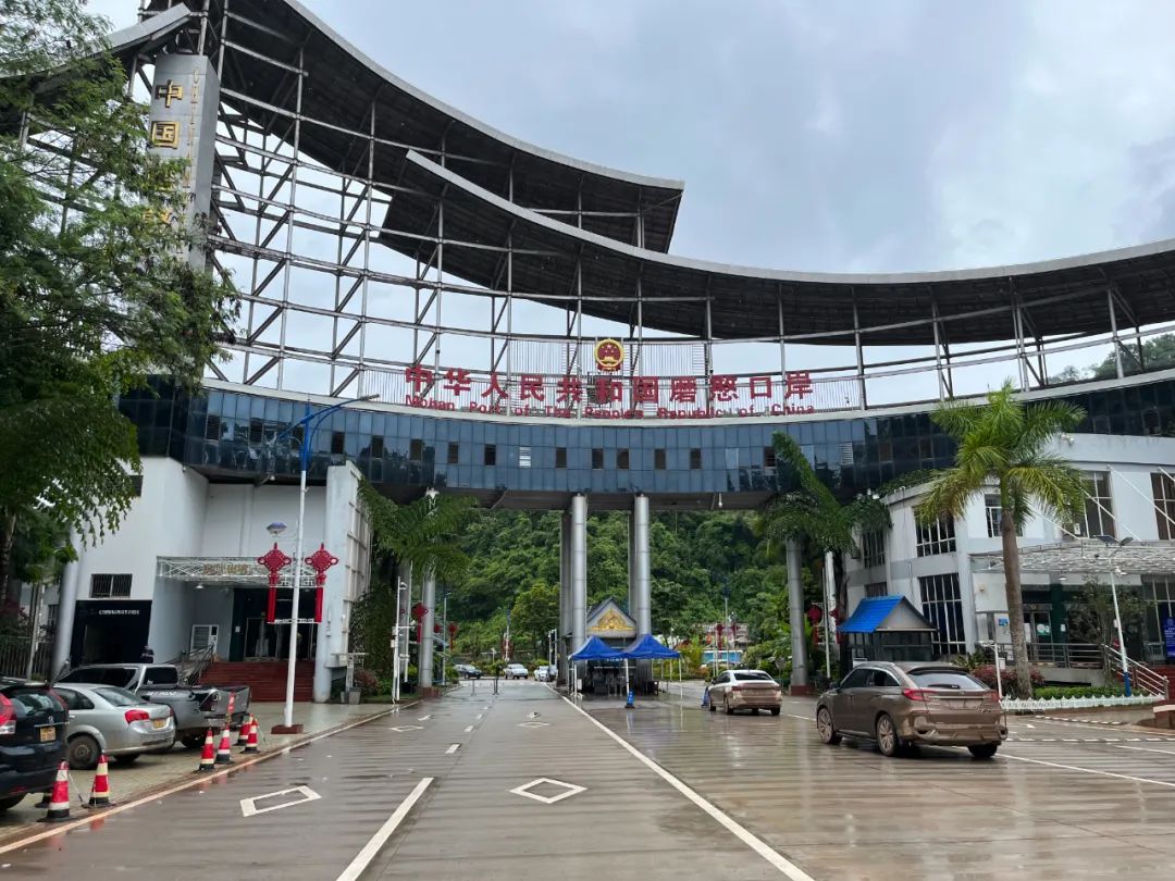 西双版纳州磨憨口岸,中老铁路开通后,众多旅客从这里出境前往东南亚。