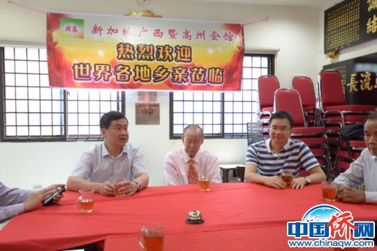 图为代表团与新加坡广西暨高州会馆乡亲交流 李荣 摄