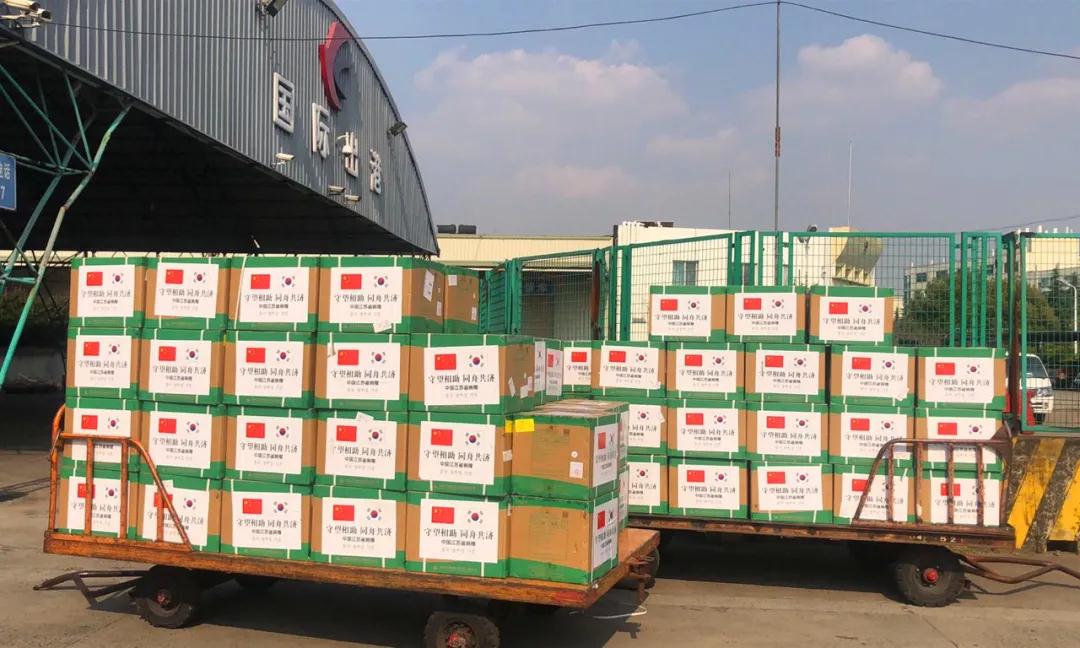 南京向日韩捐赠医用物资。南京邮政供图