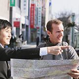 魯迅の『故郷』で、

ひっそり閑としている。

という部分がありますが、これはなんと読むのでしょうか？
回答お願いします。 