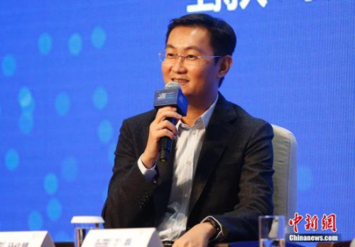 资料图：2016年11月17日，腾讯公司董事局主席兼CEO马化腾在浙江乌镇出席第三届世界互联网大会企业家代表集体采访活动。中新社记者 刘关关 摄