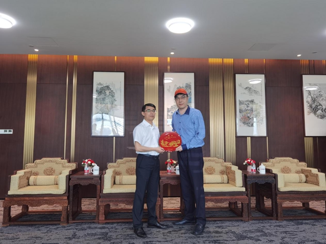 市招商办向我市首批“招商大使”颁发聘书