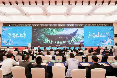 (大会现场嘉宾云集)