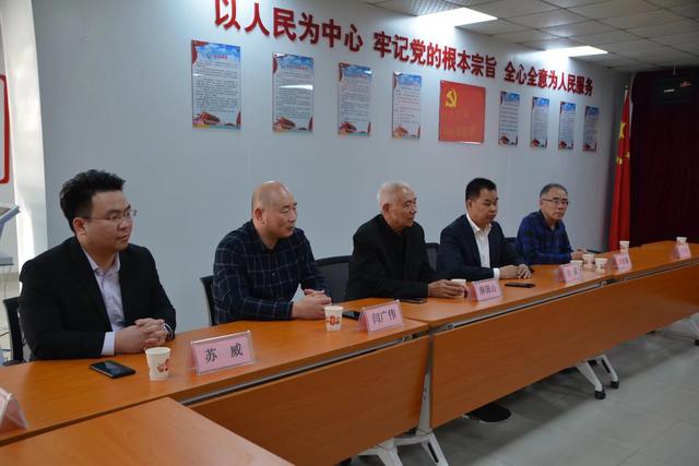 深圳市河南驻马店商会为“深圳最美公交司机”王付山献爱心送温暖