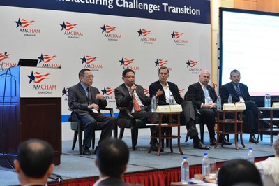 美国制造业企业高管在上海美国商会2012年度制造业大会上讨论在华制造业转型