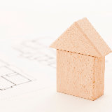 企業型確定拠出年金の実施がない企業から企業型確定拠出年金がある企業へ転職しました。その際に、それまで利用していたiDeCoの資産を企業型確定拠出年金へ移管しました。 企業型確定拠出年金とiDeCoを併用できないと思い資産を移管したのですが、転職先の企業ではマッチング拠出の実施がなく、iDeCoと併用できることがわかりました。 転職先での拠出金がかなり少ない額だったので、iDeCoを再開したいです。 移管した資産はiDeCoへは戻せないとのことですが、この場合iDeCoは0からのスタートになるという理解でよいのでしょうか。 また、100万円以上を会社へ移管してしまったのですが、そちらについては今後少額での運用ということで、かなり損をする感じなのでしょうか・・・。 勉強不足で恐縮ですが、自分の理解が合っているのか確認したく質問します。 今後について何かアドバイス等がございましたらぜひお願いいたします。