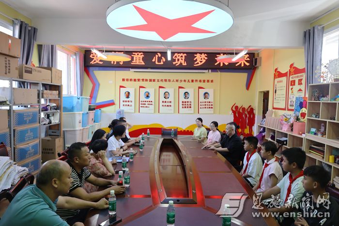 捐资助学活动现场。