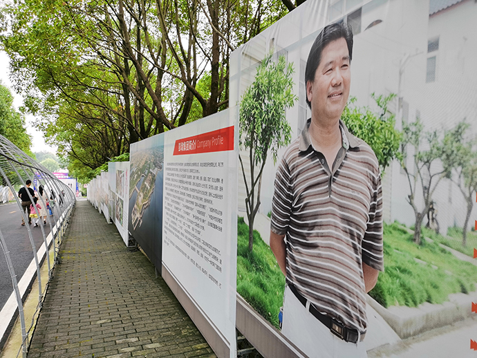 彭墩村景区内的张德华宣传牌。本文图片除注明外,均为澎湃新闻记者 朱远祥 图