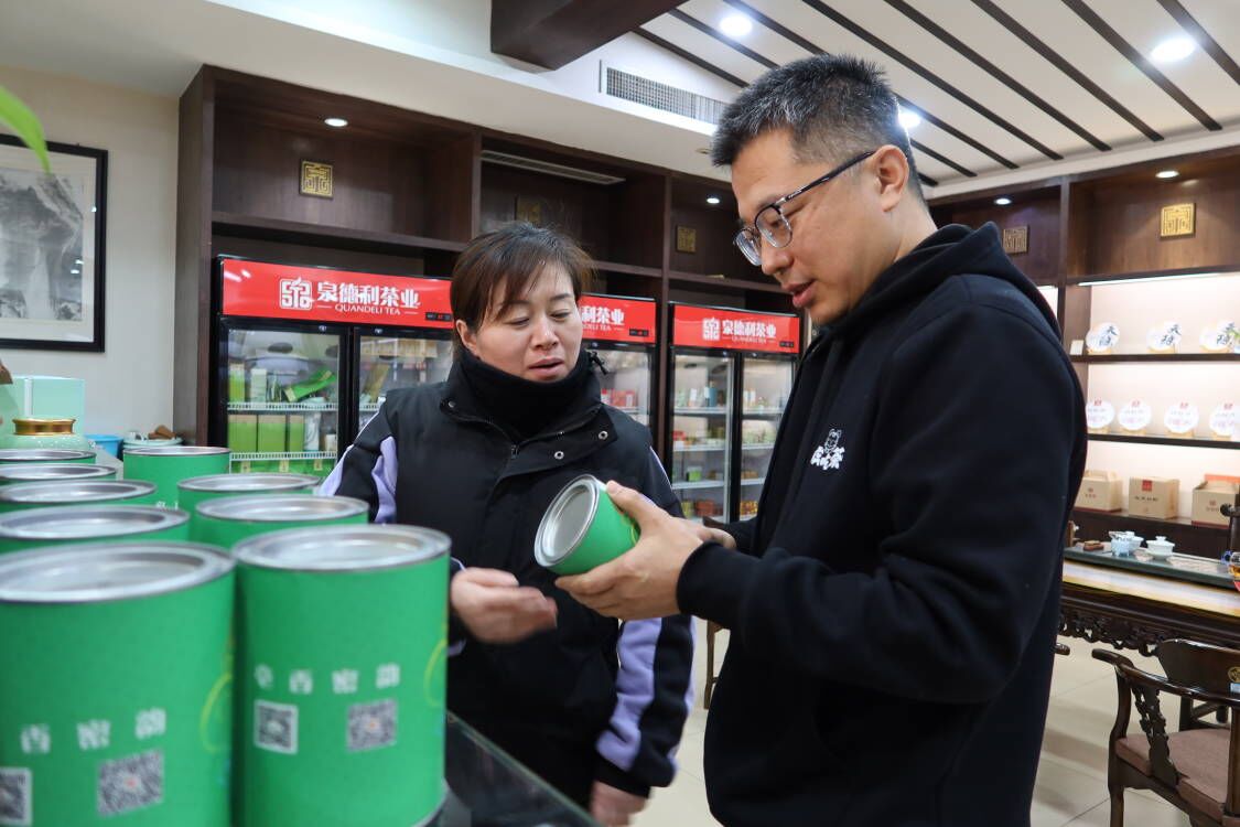 融媒·先锋丨繁华的市场中，有一群人密切关注着行业动向——茶市“观察者”