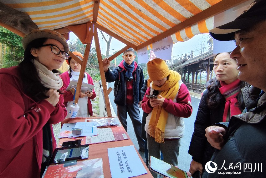 1月6日，“2024成都蒲江柑甜采摘节”上，记者见到了小萌（左一）和许多年轻人忙着做访客接待、现场布置、票务核对、采摘服务等工作。人民网记者朱虹摄